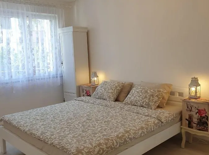 Elizabeth With Balcony *