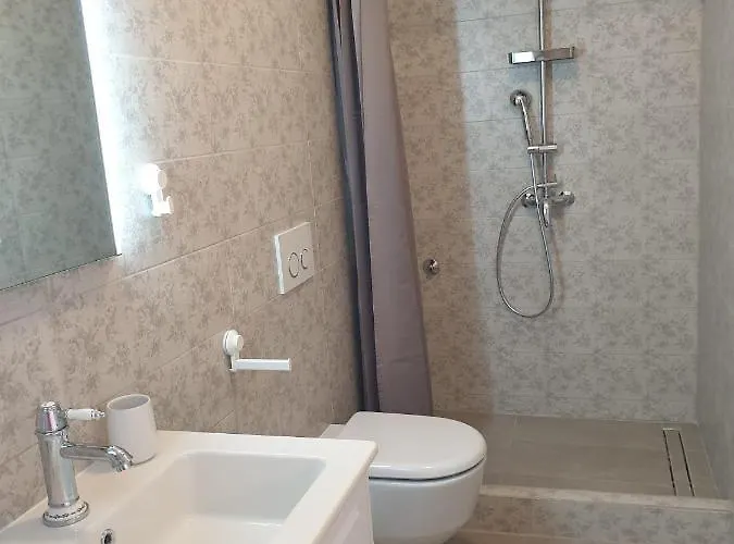 Elizabeth With Balcony Split