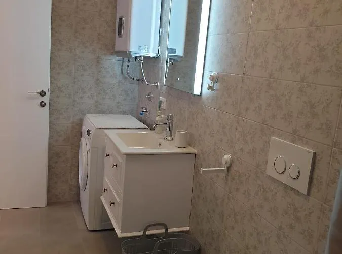 Elizabeth With Balcony Split