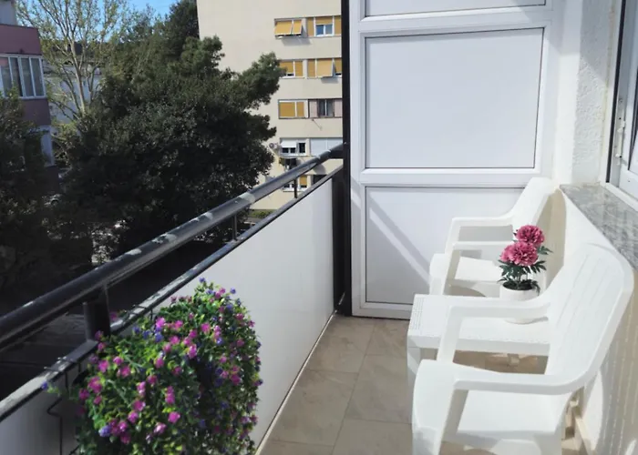 Elizabeth With Balcony *