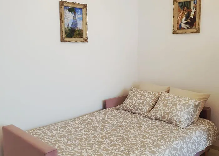 Elizabeth With Balcony