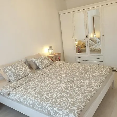 Elizabeth With Balcony Apartment *