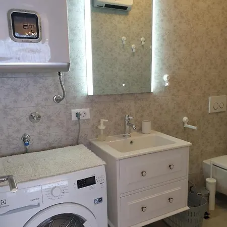 Elizabeth Apartment Split