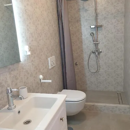 Elizabeth With Balcony ספליט