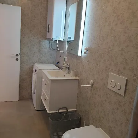 Elizabeth With Balcony Split