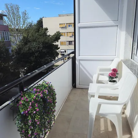 Elizabeth With Balcony *