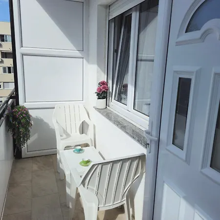 Elizabeth With Balcony ספליט