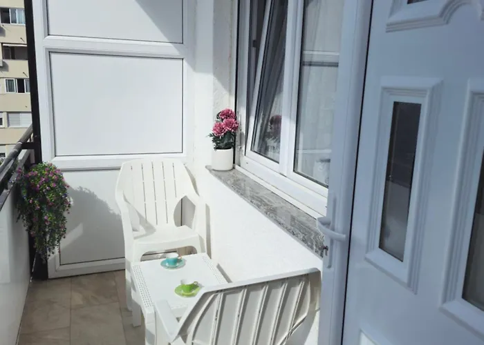Elizabeth With Balcony Split
